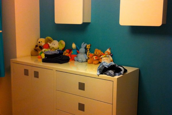 Chambre-bébé-enfant-lit-rangement-armoire-dressing-commode-surmesure-2