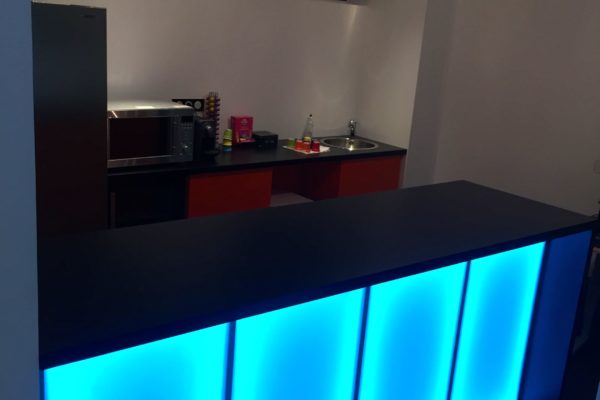 Cuisine-comptoir-ilot-bar-coloré-éclairage-intégré-multicolor-rangement-6