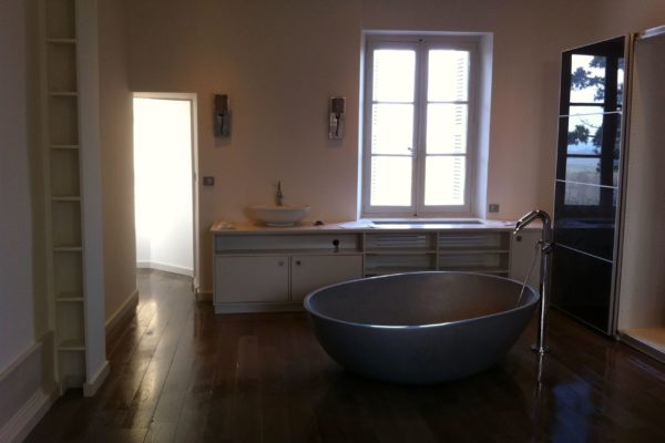 chateau-larcay-tours-renovation-interieur-salledebain-baignoire-moderne-agencement-vasque-meuble-rangement