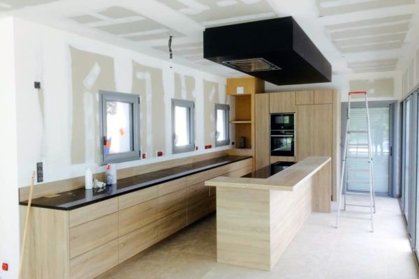 fabrication-renovation-cuisine-surmesure-tours-menuiserie-agencement-meuble-ilot-centale-hotte-plafond-evier-design-bois-3