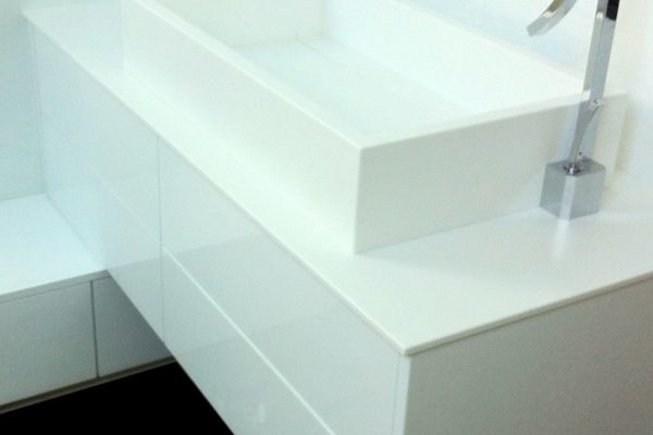 maison-salledebain-creation-habillage-baignoire-meuble-lavabo-suspendu-surmesure-design-2