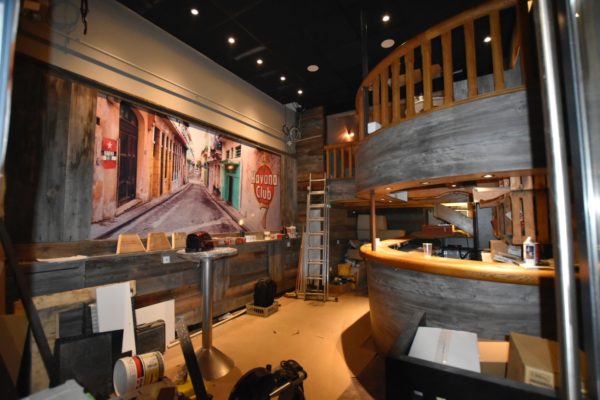Bar-havana-café-renovation-complete-facade-enseigne-bar-mezzanine-mobilier-arriere-bar-etageres-bois-29-min