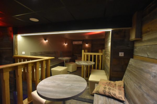 Bar-havana-café-renovation-complete-facade-enseigne-bar-mezzanine-mobilier-arriere-bar-etageres-bois-30-min