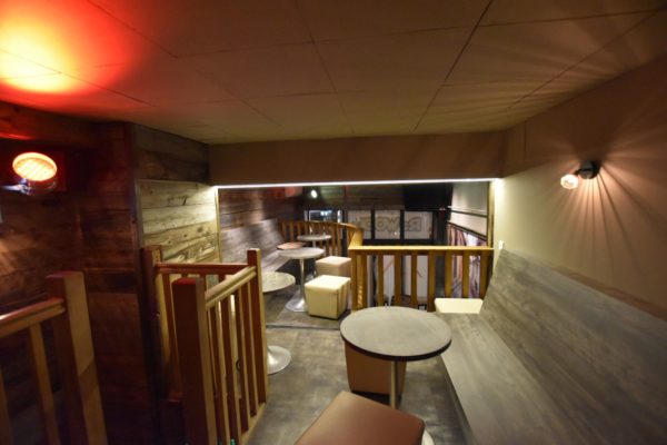 Bar-havana-café-renovation-complete-facade-enseigne-bar-mezzanine-mobilier-arriere-bar-etageres-bois-31-min