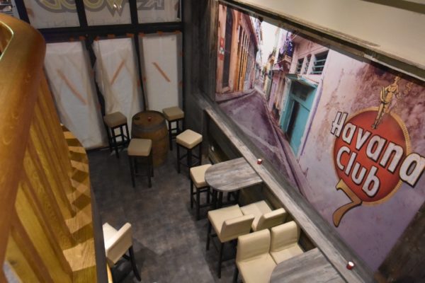 Bar-havana-café-renovation-complete-facade-enseigne-bar-mezzanine-mobilier-arriere-bar-etageres-bois-33-min