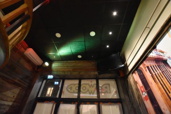 Bar-havana-café-renovation-complete-facade-enseigne-bar-mezzanine-mobilier-arriere-bar-etageres-bois-34-min