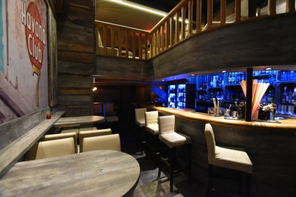 Bar-havana-café-renovation-complete-facade-enseigne-bar-mezzanine-mobilier-arriere-bar-etageres-bois-37-min