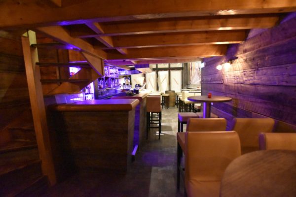 Bar-havana-café-renovation-complete-facade-enseigne-bar-mezzanine-mobilier-arriere-bar-etageres-bois-38-min