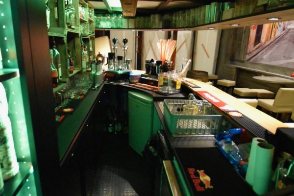 Bar-havana-café-renovation-complete-facade-enseigne-bar-mezzanine-mobilier-arriere-bar-etageres-bois-40-min