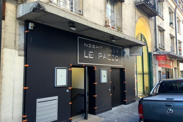 lepacio-discotheque-renovation-complete-assise-bar-comptoir-arrierebar-facade-vitrine-decoration-11