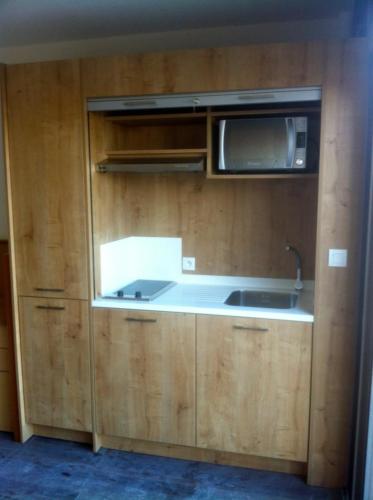 Antibes-hotel-fabrication-kitchenette-rideau-coulisaant-amenagement-agencement-menuiserie-pose-bois-credence-placards-rangement-1