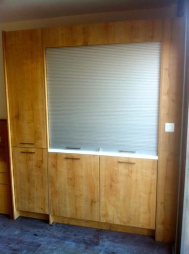 Antibes-hotel-fabrication-kitchenette-rideau-coulisaant-amenagement-agencement-menuiserie-pose-bois-credence-placards-rangement-2