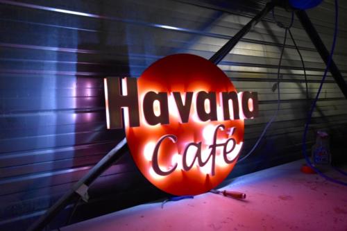 Bar-havana-café-renovation-complete-facade-enseigne-bar-mezzanine-mobilier-arriere-bar-etageres-bois-3