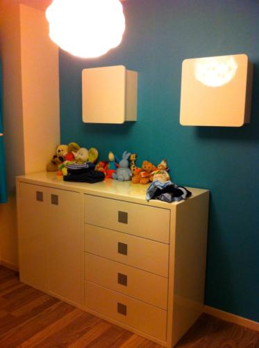 Chambre-bébé-enfant-lit-rangement-armoire-dressing-commode-surmesure-2