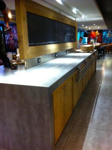 Fabrication-bois-surmesure-comptoir-accueil-ilot-cuisine-buffet-agencement-interieur-hotel-3