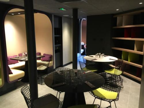 Hippopotamus-restaurant-renovation-bar-mobilier-banquette-table-surmesure-assise- arche-10