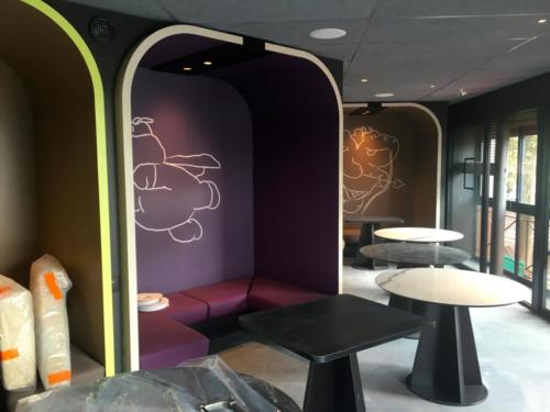 Hippopotamus-restaurant-renovation-bar-mobilier-banquette-table-surmesure-assise- arche-4