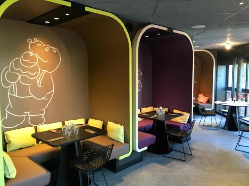 Hippopotamus-restaurant-renovation-bar-mobilier-banquette-table-surmesure-assise- arche-7