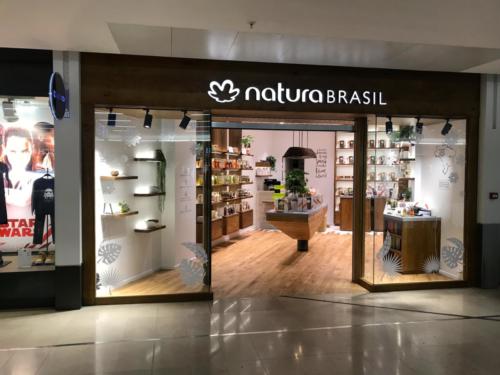 Natura-brasil-cosmétique-facade-vitrine-habillage-comptoir-accueil-desk-étagère-bois-pierre-logo-éclairé-1