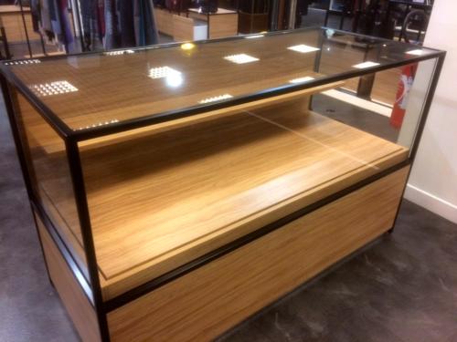 Printemps-tours-boutique-espace-chaussure-présentoir-vitrine-cloison-banc-meubles-3