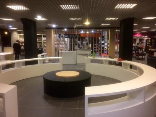 Printemps-tours-boutique-espace-chaussure-présentoir-vitrine-cloison-banc-meubles-6