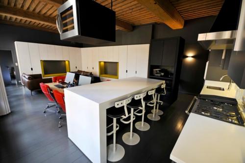 The-great-hospitality-loft-chambre-suite-salle-de-bain-bureaux-cuisine-ilot-salon-table-basse-surmesure-design-moderne-2