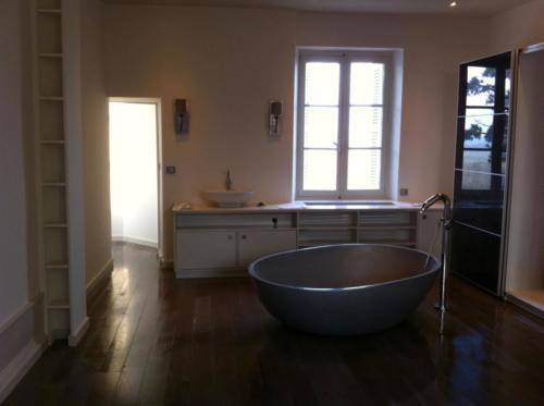 chateau-larcay-tours-renovation-interieur-salledebain-baignoire-moderne-agencement-vasque-meuble-rangement