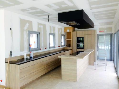 fabrication-renovation-cuisine-surmesure-tours-menuiserie-agencement-meuble-ilot-centale-hotte-plafond-evier-design-bois-3