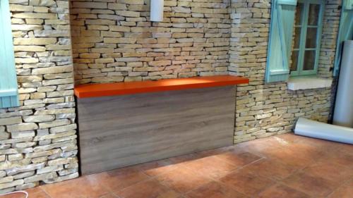 ibis-cognac-renovation-comptoir-bar-mobilier-bois-pierre-plateau-4