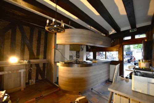 lacour-bar-tours-plumereau-renovation-comptoir-arrierebar-rangement-etagere-mangedebout-ancien-surmesure-1