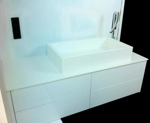 maison-salledebain-creation-habillage-baignoire-meuble-lavabo-suspendu-surmesure-design-3